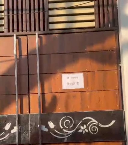 मेरठ में दबंगों के उत्पीड़न से स्क्रैप कारोबारी ने लगवाए मकान बिकाऊ पोस्टर