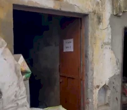 मेरठ में दबंगों के उत्पीड़न से स्क्रैप कारोबारी ने लगवाए मकान बिकाऊ पोस्टर