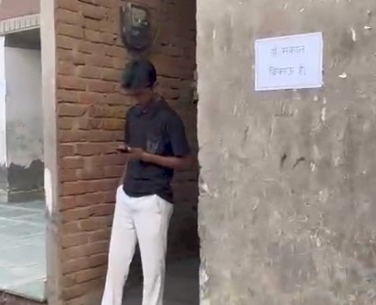 मेरठ में दबंगों के उत्पीड़न से स्क्रैप कारोबारी ने लगवाए मकान बिकाऊ पोस्टर