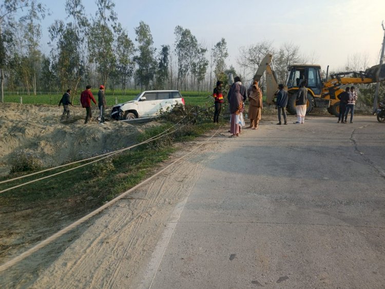 तेज रफ्तार कार ने बिजली पोल तोड़ा