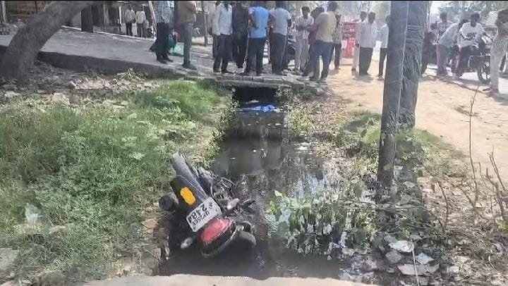 हादसे के बाद दबंगई, बाइक नाले में फेंकी