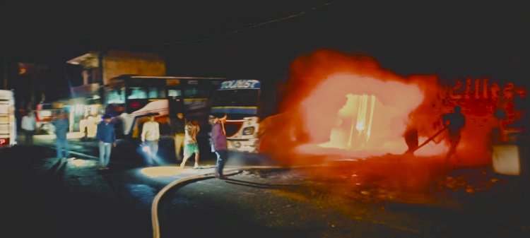 टूटी बिजली की लाइन से बस में आग, हेल्पर गंभीर झुलसा