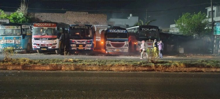 टूटी बिजली की लाइन से बस में आग, हेल्पर गंभीर झुलसा