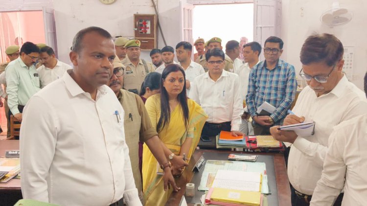 कलेक्ट्रेट में औचक निरीक्षण