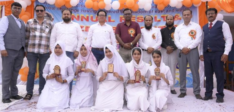 रिछा में मेधावियों का सम्मान, मोबाइल से दूरी का संदेश