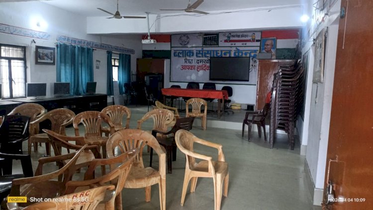 रिछा बीआरसी में खाली कुर्सियां, स्कूल चलो अभियान फेल
