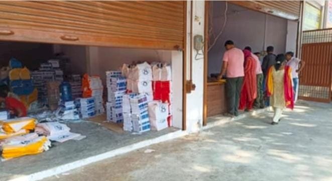 मथुरा में किताबों का खेल, अभिभावकों पर दबाव