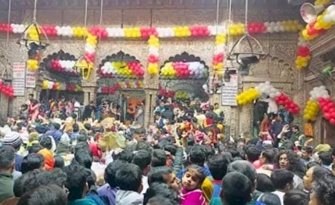 बांकेबिहारी मंदिर में भीड़ बेकाबू, श्रद्धालु परेशान