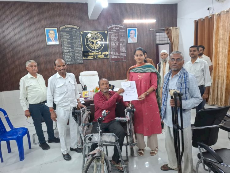 दिव्यांग को ट्राइसाइकिल देकर प्रशासन ने दी त्वरित राहत