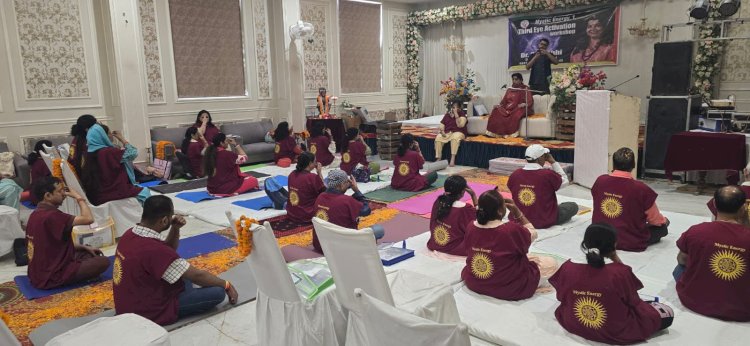 आध्यात्मिक शिविर में जागरण की खोज