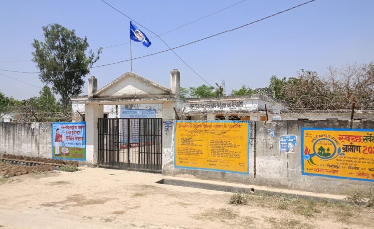 सरकारी परिसर में नीला झंडा लहराने से उठे गंभीर सवाल