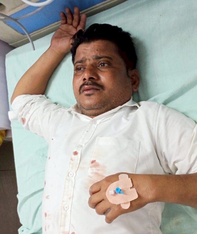 चलती ट्रेन से धक्का देकर घायल किया यात्री