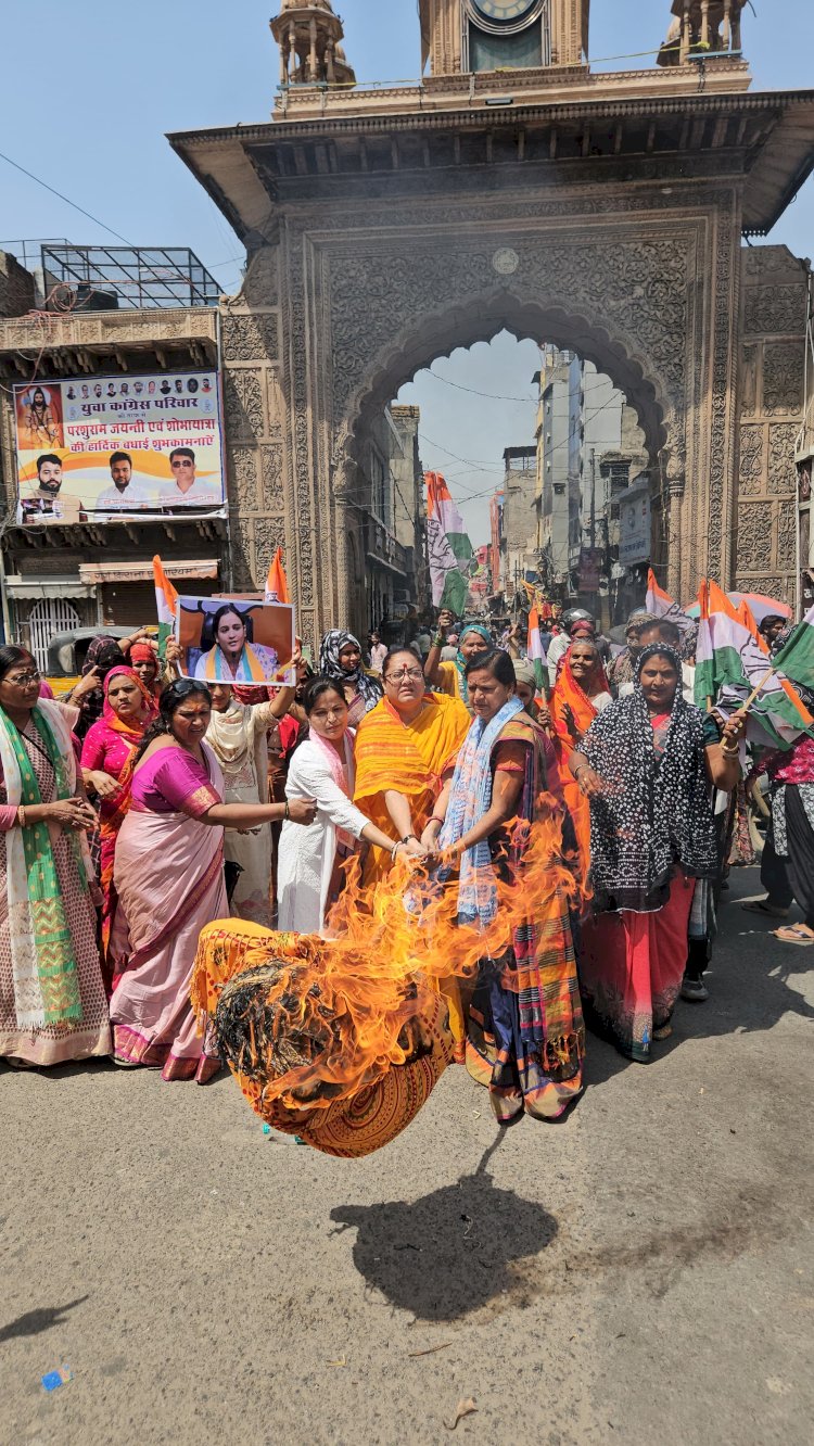कांग्रेस झंडा जलाने के विरोध में महिलाओं का उबाल
