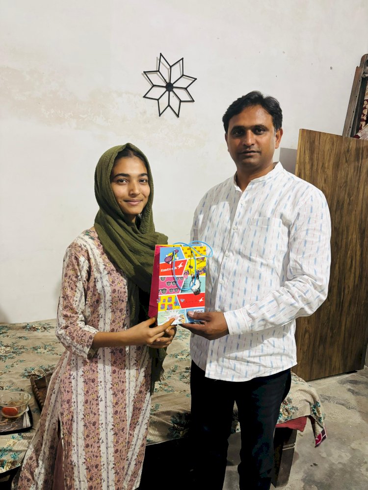 सैंथल: हाईस्कूल और इंटर के टॉपर्स सम्मानित, चेयरमैन ने घर जाकर पहनाई घड़ी