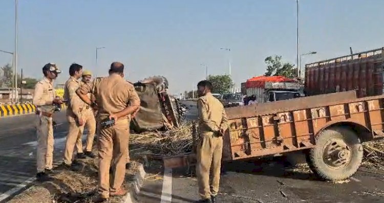 मीरगंज: धनेली ओवरब्रिज पर ट्रैक्टर-ट्रॉली पलटी; हादसे में एक की मौत, दो की हालत गंभीर