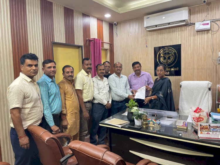 बरेली: जनगणना ड्यूटी से हेड इंचार्ज और अस्वस्थ शिक्षकों को मुक्त करने की मांग, शिक्षक संघ ने सौंपा ज्ञापन