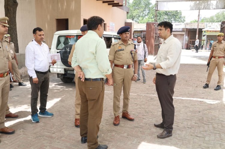 हाथरस: पुलिस भर्ती परीक्षा के अंतिम दिन केंद्रों पर पहुंचे डीएम अतुल वत्स और एसपी चिरंजीवनाथ सिन्हा