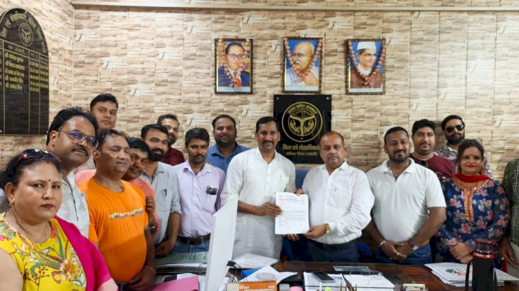 लेखा कार्यालय में शिक्षक संघ का प्रदर्शन, लंबित वेतन-एरियर और चयन वेतनमान को लेकर सौंपा ज्ञापन