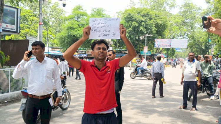 डीएम कार्यालय के बाहर युवक का प्रदर्शन, 'धर्मेंद्र प्रधान इस्तीफा दो' का पोस्टर लेकर पहुंचा
