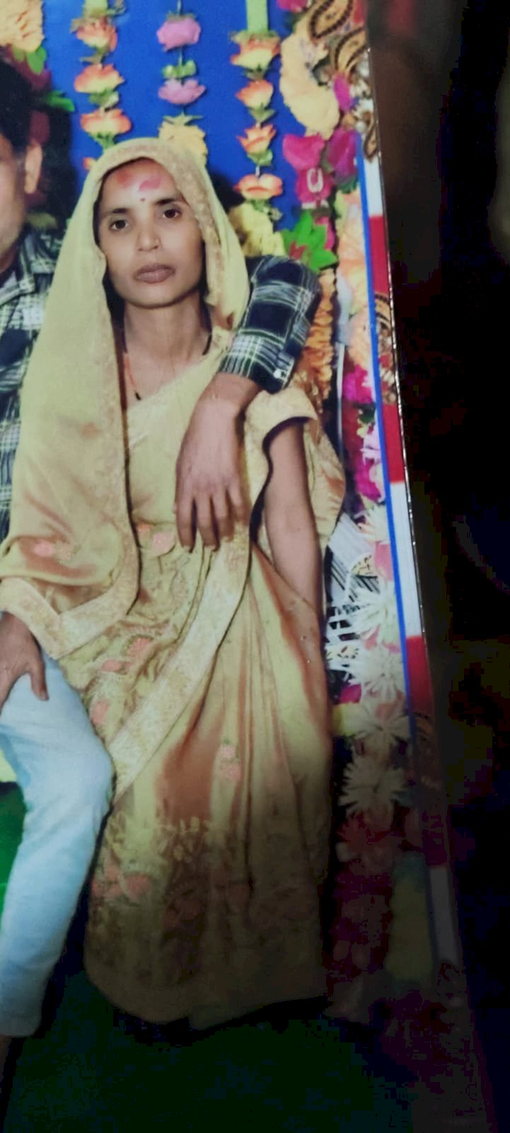 जर्जर मकान की छत गिरी, महिला की मौत