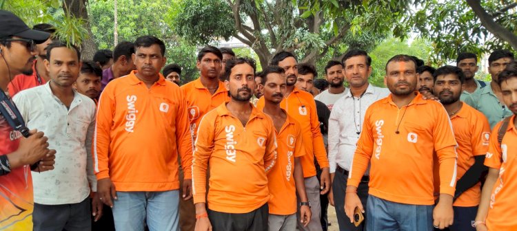 पे-आउट बढ़ाने की मांग पर स्विग्गी राइडर्स का प्रदर्शन, बोले- मेहनत का उचित हक चाहिए