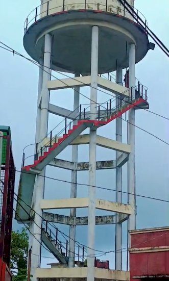 तहसील दिवस में टंकी पर चढ़ी महिला