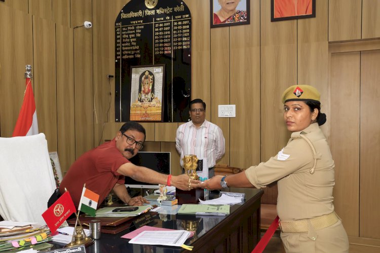 कलेक्ट्रेट में दंपती ने आत्मदाह की कोशिश, पुलिस ने बचाया
