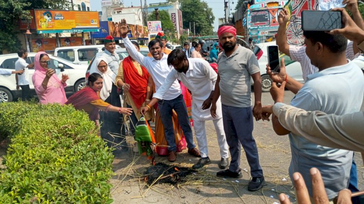 एसआईआर के विरोध में सपा का प्रदर्शन, ज्ञानेश कुमार का पुतला फूंका
