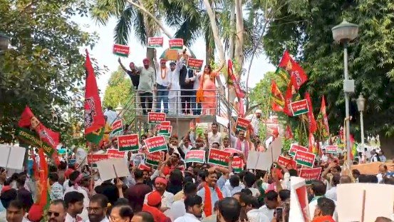 बरेली में सपा का पैदल मार्च, मुख्य चुनाव आयुक्त को हटाने की मांग
