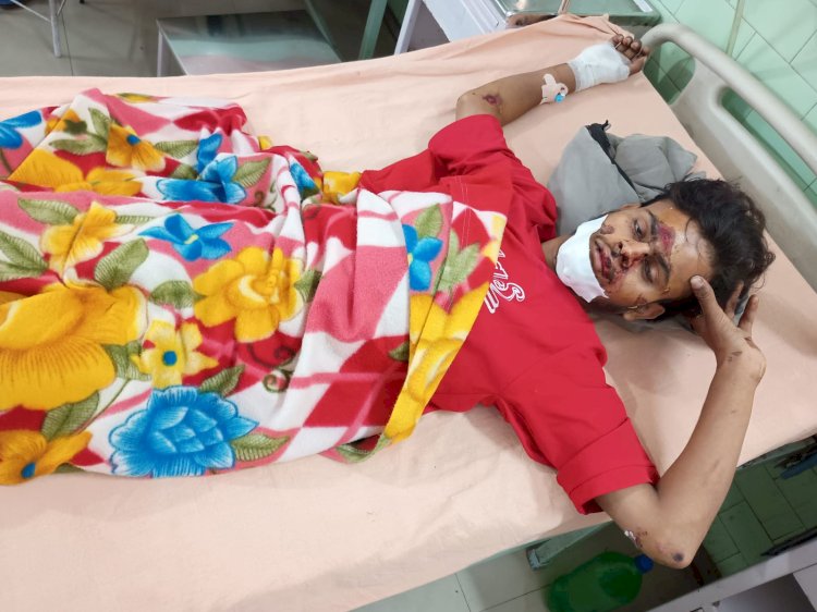 तेज रफ्तार पिकअप की टक्कर से युवक घायल