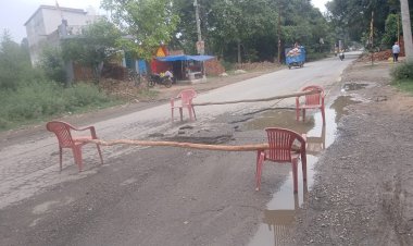 बरेली: शाही-फतेहगंज मार्ग के गड्ढों ने बाइक सवार को किया लहूलुहान; भड़के ग्रामीणों ने सड़क पर बल्लियां गाड़ शुरू की खुदाई, सीओ ने रुकवाया काम