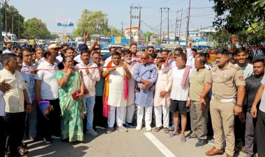 फतेहगंज पश्चिमी: ओवरलोड से खंभे में लगी आग, तार टूटकर गिरने से मची अफरातफरी