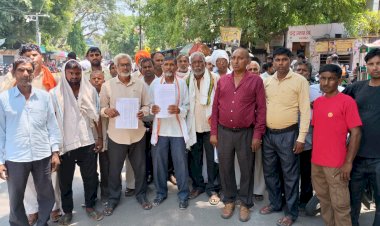वोट कटने के आरोप पर ग्रामीणों का प्रदर्शन