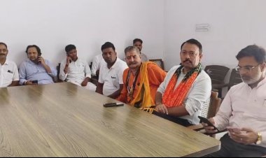 बयान दर्ज कराने कमिश्नर कार्यालय पहुंचे अलंकार अग्निहोत्री