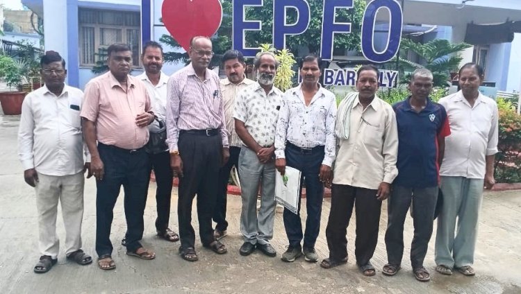 बरेली कॉलेज के अस्थायी कर्मचारियों का फूटा गुस्सा; ईपीएफ में बड़ी गड़बड़ी का आरोप लगा EPFO दफ्तर में सौंपा ज्ञापन