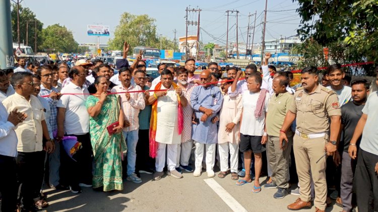 फतेहगंज पश्चिमी: ओवरलोड से खंभे में लगी आग, तार टूटकर गिरने से मची अफरातफरी