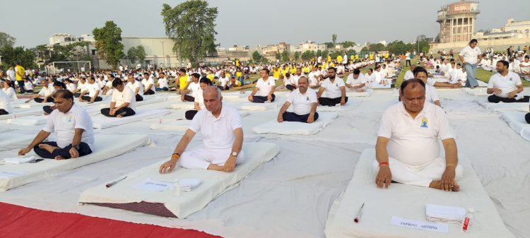 स्पोर्ट्स स्टेडियम में हुआ भव्य योग आयोजन