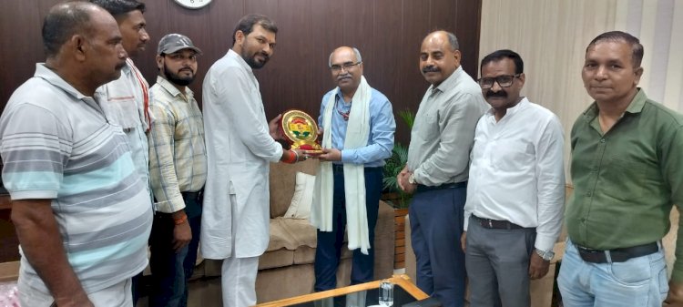 रेलवे मेंस कांग्रेस ने महाप्रबंधक को सौंपा 17 सूत्रीय मांगपत्र