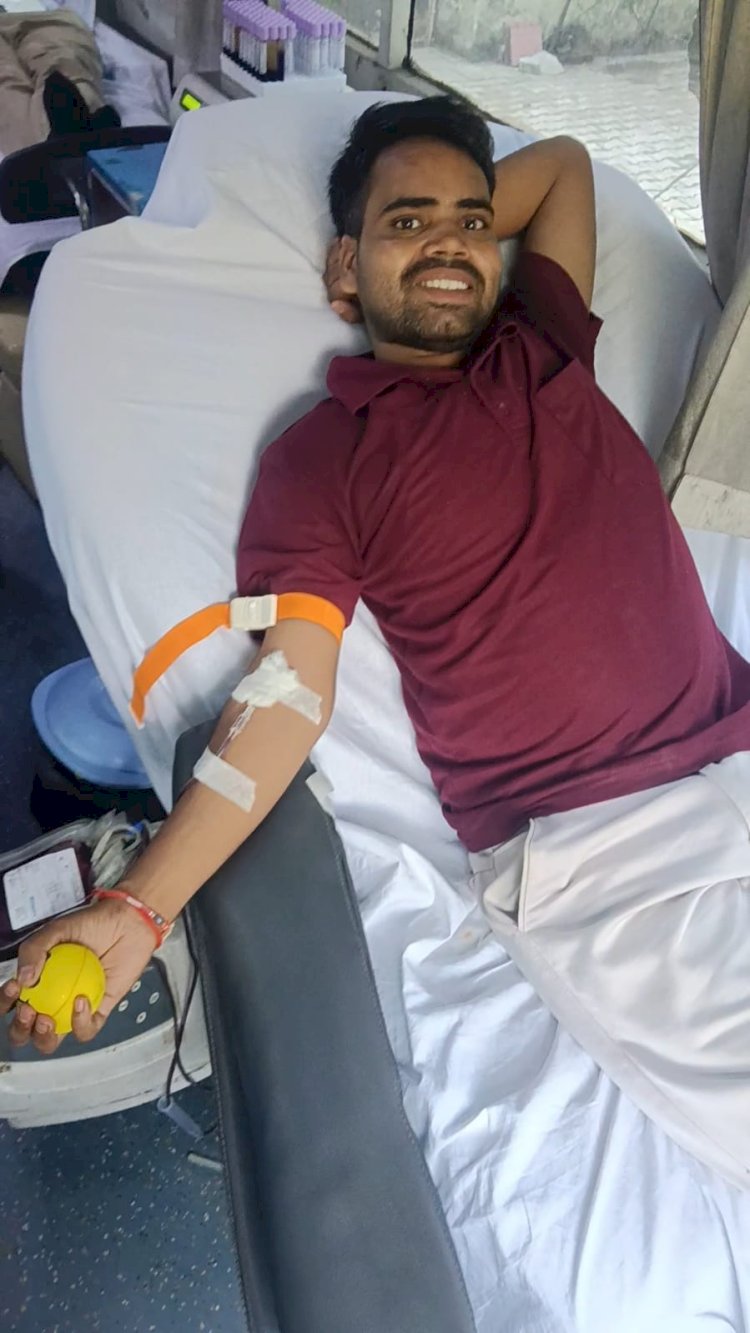 रक्तदान कर आईटीआई शिक्षक सुधांशु कुमार ने पेश की मिसाल